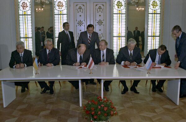 En la segunda mitad de 1991, se elaboró el proyecto de un acuerdo sobre la creación de una unión de Estados soberanos. Pero su firma, prevista para el 9 de diciembre, nunca se celebró, pues el 8 de diciembre, los presidentes de Rusia, Ucrania y Bielorussia firmaron un acuerdo que declaró la disolución de la URSS y el establecimiento de la Comunidad de Estados Independientes (CEI). Pasó a la historia como el Acuerdo de Belavezha. - Sputnik Mundo