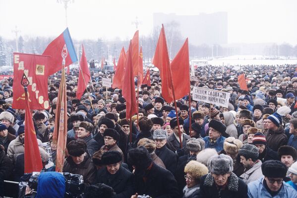 Un mitin contra el aumento de precios y la disolución de la URSS en Moscú, el 22 de diciembre de 1991. - Sputnik Mundo