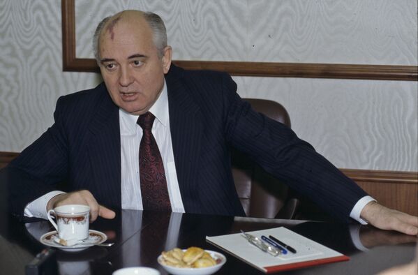 La renuncia de Gorbachov no fue acompañada de procedimientos oficiales. Ese mismo día, el 25 de diciembre de 1991, el Consejo Supremo de la República Socialista Federativa Soviética de Rusia pasó a llamarse oficialmente Federación de Rusia. El 24 de diciembre, la URSS dejó de ser miembro de la ONU. La Federación de Rusia la sustituyó en dicho organismo y también heredó el estatus de miembro permanente del Consejo de Seguridad.En la foto: Mijaíl Gorbachov ofrece una entrevista al periódico italiano La Repubblica, el 27 de diciembre de 1991. La renuncia de Gorbachov no fue acompañada de procedimientos oficiales. Ese mismo día, el 25 de diciembre de 1991, el Consejo Supremo de la República Socialista Federativa Soviética de Rusia pasó a llamarse oficialmente Federación de Rusia. El 24 de diciembre, la URSS dejó de ser miembro de la ONU. La Federación de Rusia la sustituyó en dicho organismo y también heredó el estatus de miembro permanente del Consejo de Seguridad.En la foto: Mijaíl Gorbachov ofrece una entrevista al periódico italiano La Repubblica, el 27 de diciembre de 1991. - Sputnik Mundo
