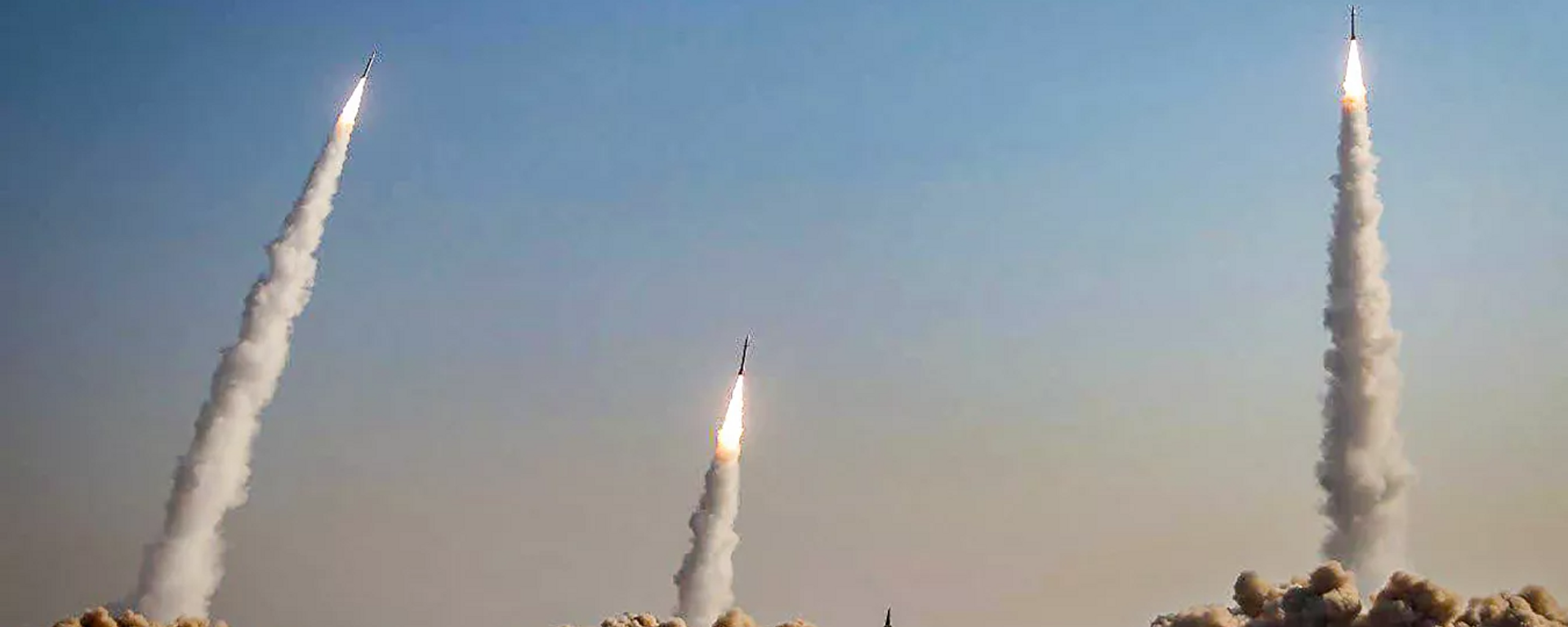 Irán realiza un masivo lanzamiento simultáneo de misiles balísticos, el 24 de diciembre del 2021 - Sputnik Mundo, 1920, 25.12.2021