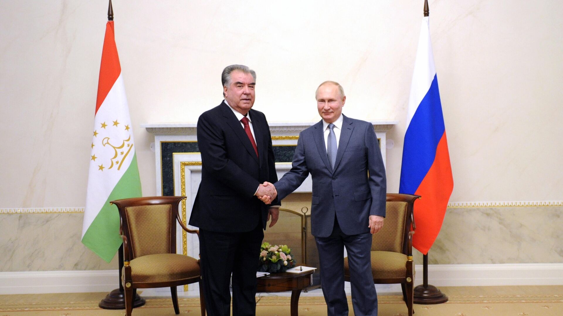 El presidente ruso, Vladímir Putin, en una reunión con el presidente de Tayikistán, Emomali Rahmon. - Sputnik Mundo, 1920, 27.12.2021
