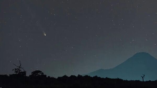 El cometa Leonard visto desde el centro de México.  - Sputnik Mundo
