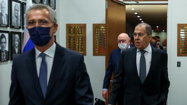 El ministro de Exteriores ruso Serguéi Lavrov y  el secretario general de la OTAN, Jens Stoltenberg - Sputnik Mundo