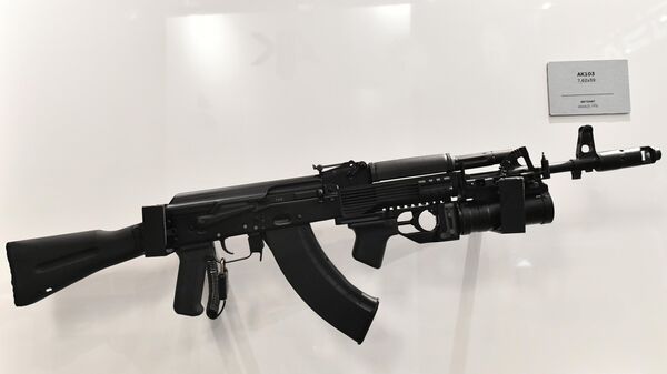 Un fusil de asalto Kaláshnikov AK-103 - Sputnik Mundo
