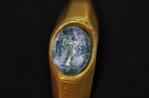 Varios arqueólogos marinos encontraron en el puerto antiguo israelí de Cesarea un anillo de oro con la imagen de Jesucristo, datado del siglo IV.  - Sputnik Mundo