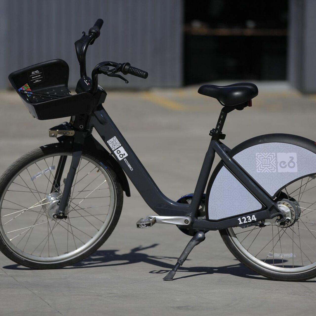 Restauran las bicicletas abandonadas para apoyar a mujeres en la