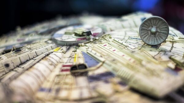 Detalle de una miniatura del Halcón Milenario, una de las naves de 'Star Wars' - Sputnik Mundo
