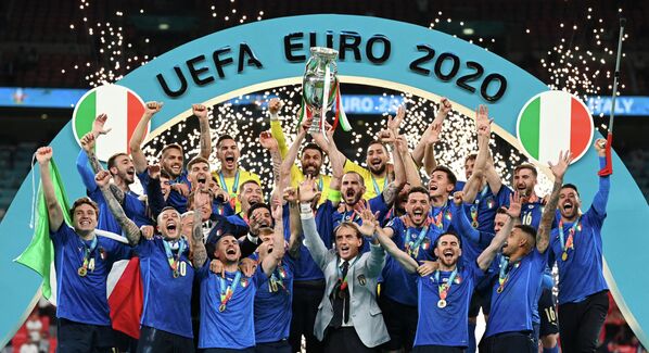 El 11 de julio se celebró la final de la Eurocopa 2020, pospuesta para el 2021 por las restricciones durante la pandemia. La selección de Italia derrotó a Inglaterra en el estadio de Wembley (Londres) por penales, y consiguió así su segundo título europeo tras el primer título de 1968. - Sputnik Mundo
