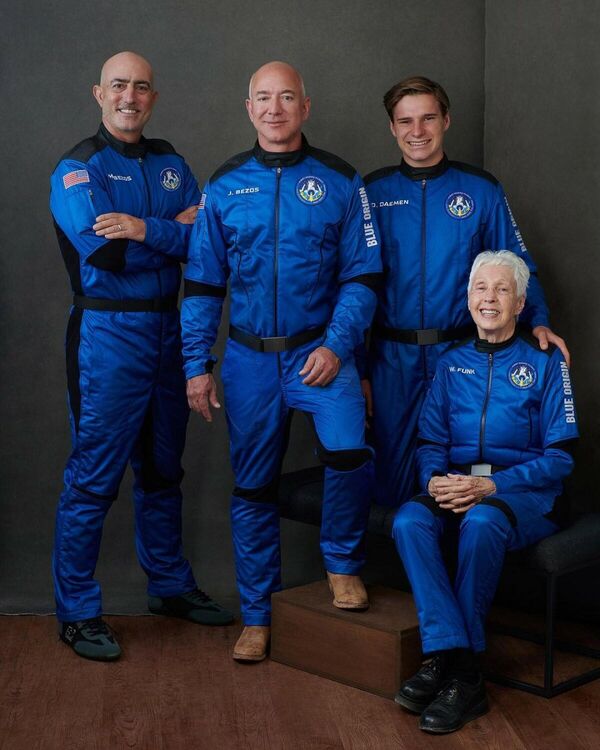 El 20 de julio, el multimillonario Jeff Bezos, acompañado de su hermano Mike, la aviadora estadounidense Wally Funk, de 82 años, y el estudiante Oliver Daemen, viajó a la órbita a bordo de la nave espacial New Shepard, desarrollada por su empresa de exploración espacial Blue Origin. - Sputnik Mundo