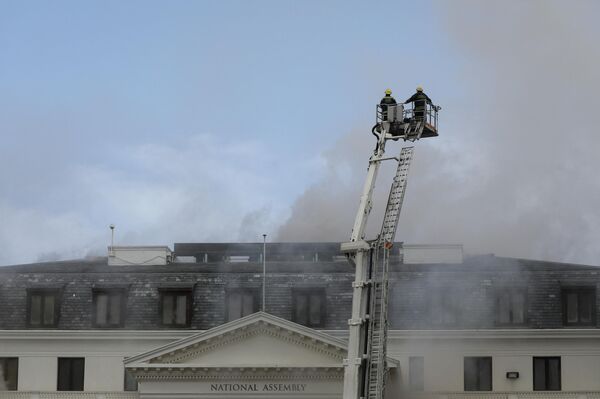 Los bomberos combaten el incendio ocurrido en el Parlamento de Sudáfrica, el 2 de enero de 2022 - Sputnik Mundo
