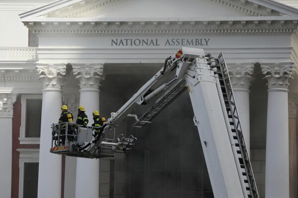 Los bomberos combaten el incendio ocurrido en el Parlamento de Sudáfrica, el 2 de enero de 2022 - Sputnik Mundo