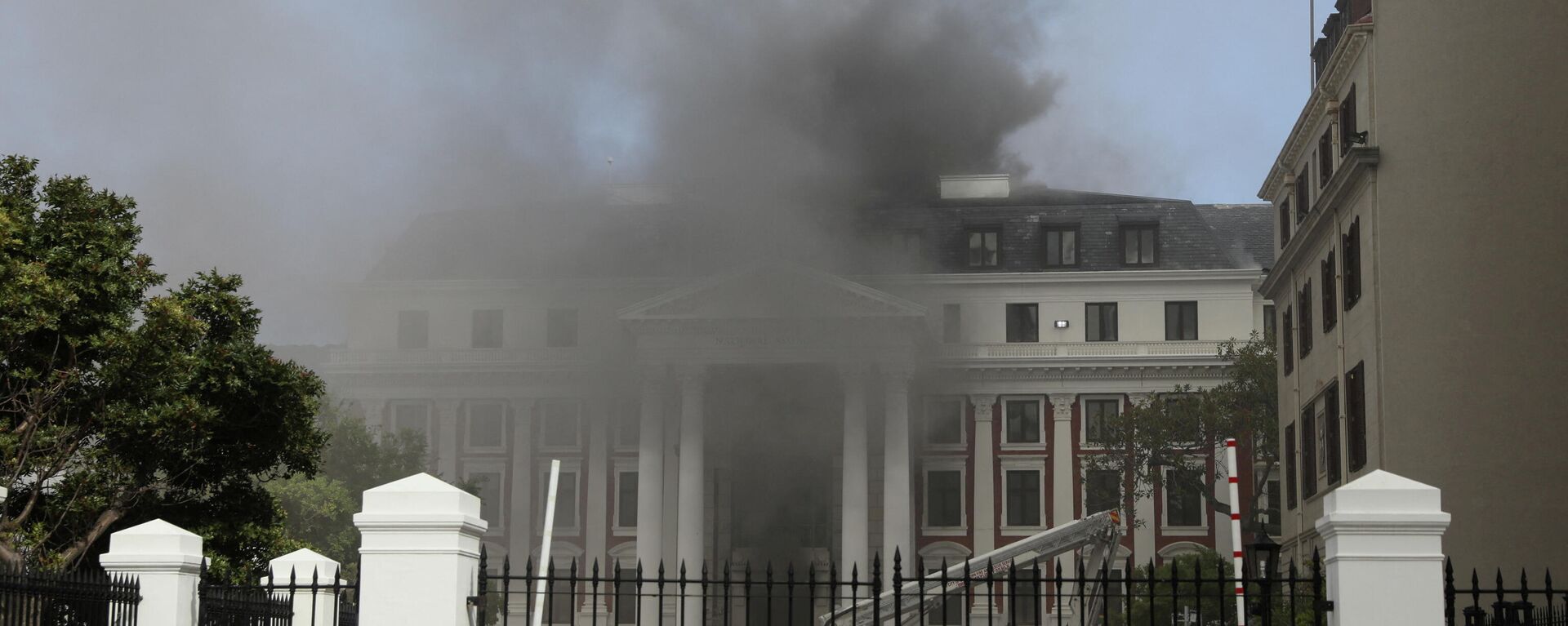 Los bomberos combaten el incendio ocurrido en el Parlamento de Sudáfrica, el 2 de enero de 2022 - Sputnik Mundo, 1920, 02.01.2022