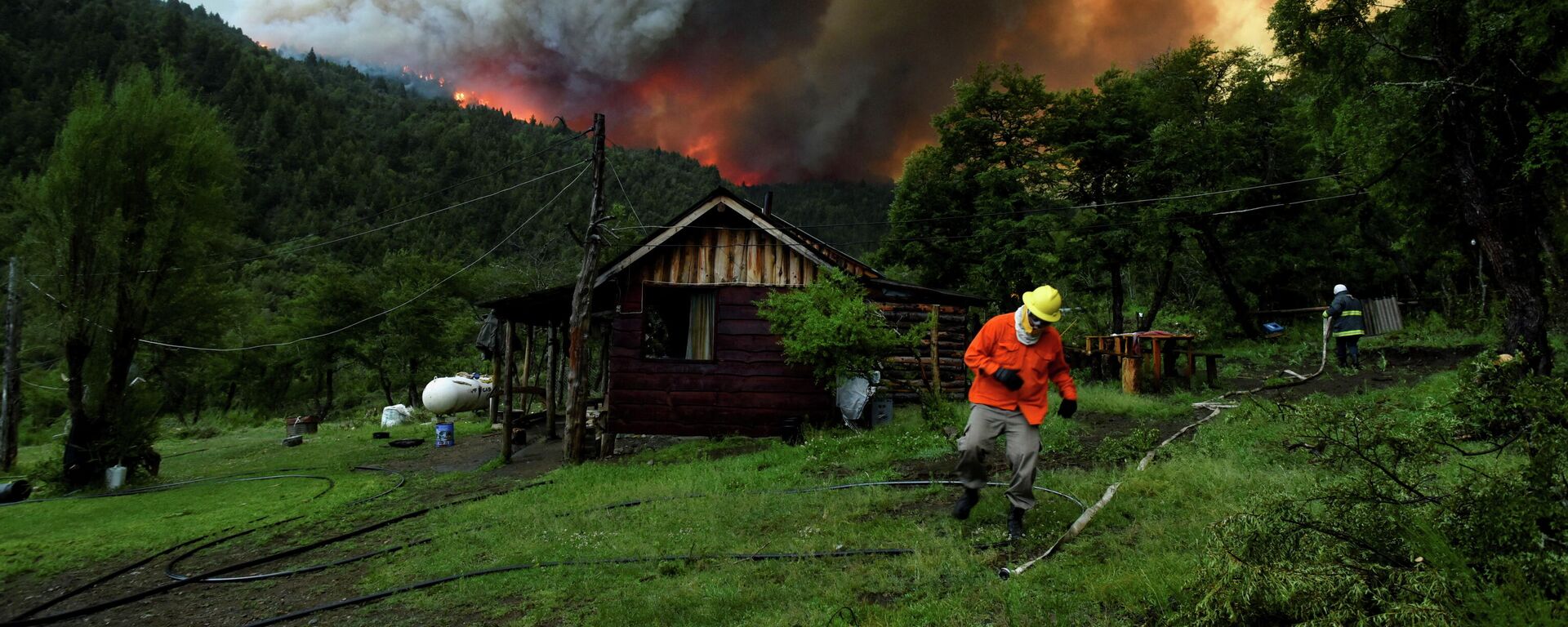 Un bombero trabaja para apagar las llamas en Bariloche, en la provincia argentina de Río Negro - Sputnik Mundo, 1920, 03.01.2022