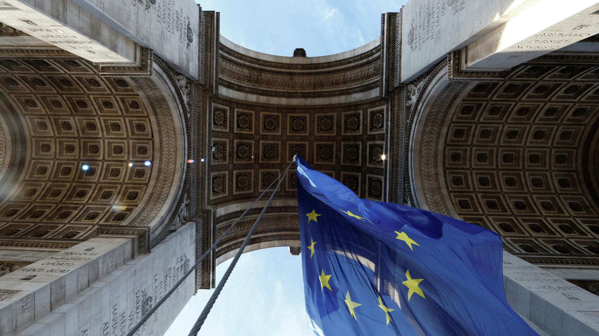 La bandera de la UE en el Arco de Triunfo - Sputnik Mundo, 1920, 03.01.2022