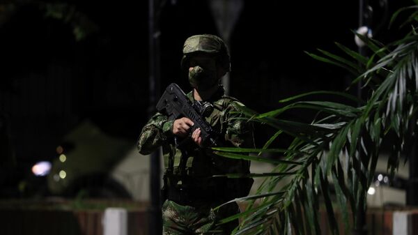 Las fuerzas especiales del ejército colombiano patrullan Arauquita, Colombia - Sputnik Mundo