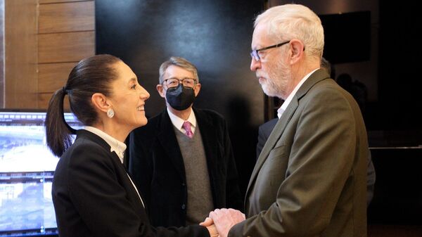 Claudia Sheinbaum, jefa de gobierno de CDMX, con el líder izquierdista británico Jeremy Corbyn. - Sputnik Mundo