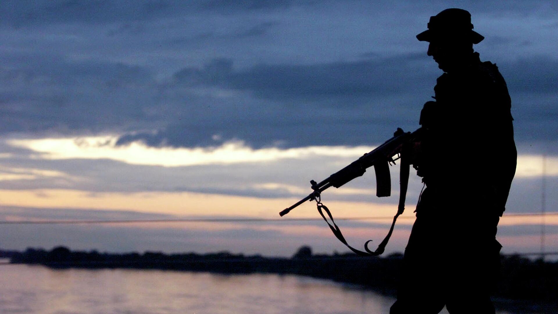 Un soldado en la orilla del río Arauca, en Colombia - Sputnik Mundo, 1920, 04.01.2022