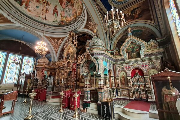 La mayoría del arte y el iconostasio de mayólica de la Catedral de la Santísima Trinidad fueron traídos desde Rusia como donaciones - Sputnik Mundo