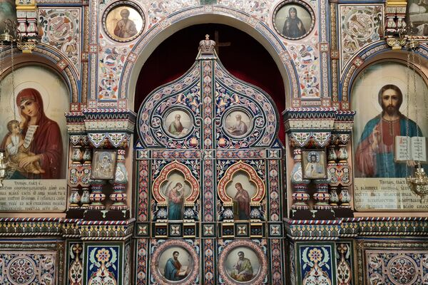 La mayoría del arte y el iconostasio de mayólica de la Catedral de la Santísima Trinidad fueron traídos desde Rusia como donaciones La mayoría del arte y el iconostasio de mayólica de la Catedral de la Santísima Trinidad fueron traídos desde Rusia como donaciones - Sputnik Mundo