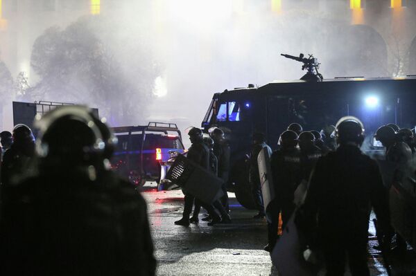 Entrada la noche del 5 de enero, los policías intentan controlar las protestas masivas en algunas regiones con las sirenas encendidas y agentes químicos para dispersar a la multitud de manifestantes.En la foto: un operativo policial recorre las calles de Almaty. - Sputnik Mundo