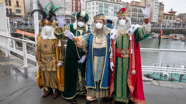 Los Reyes Magos llegan al puerto de Gijón (Asturias, España) - Sputnik Mundo