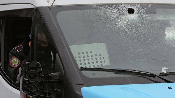 Un coche de la policía kazaja con parabrisas roto - Sputnik Mundo