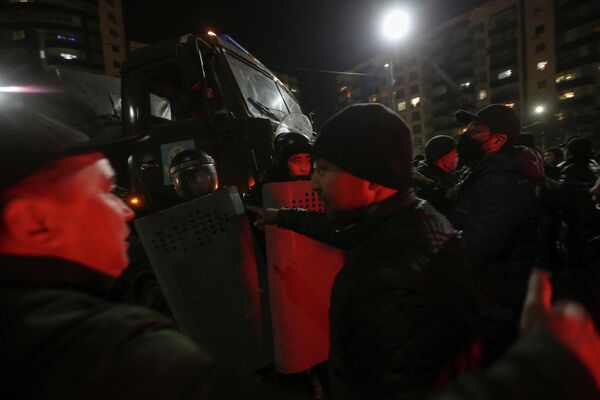 Ante las exigencias de miles de manifestantes, las autoridades anunciaron las reducciones de precios de gas e incluso el presidente de Kazajistán, Kasim-Yomart Tokáev, aceptó la dimisión del Gobierno.En la foto: varios manifestantes se plantan frente a la policía kazaja durante las protestas. - Sputnik Mundo