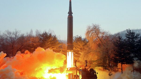 El lanzamiento de un misil supersónico norcoreano  - Sputnik Mundo