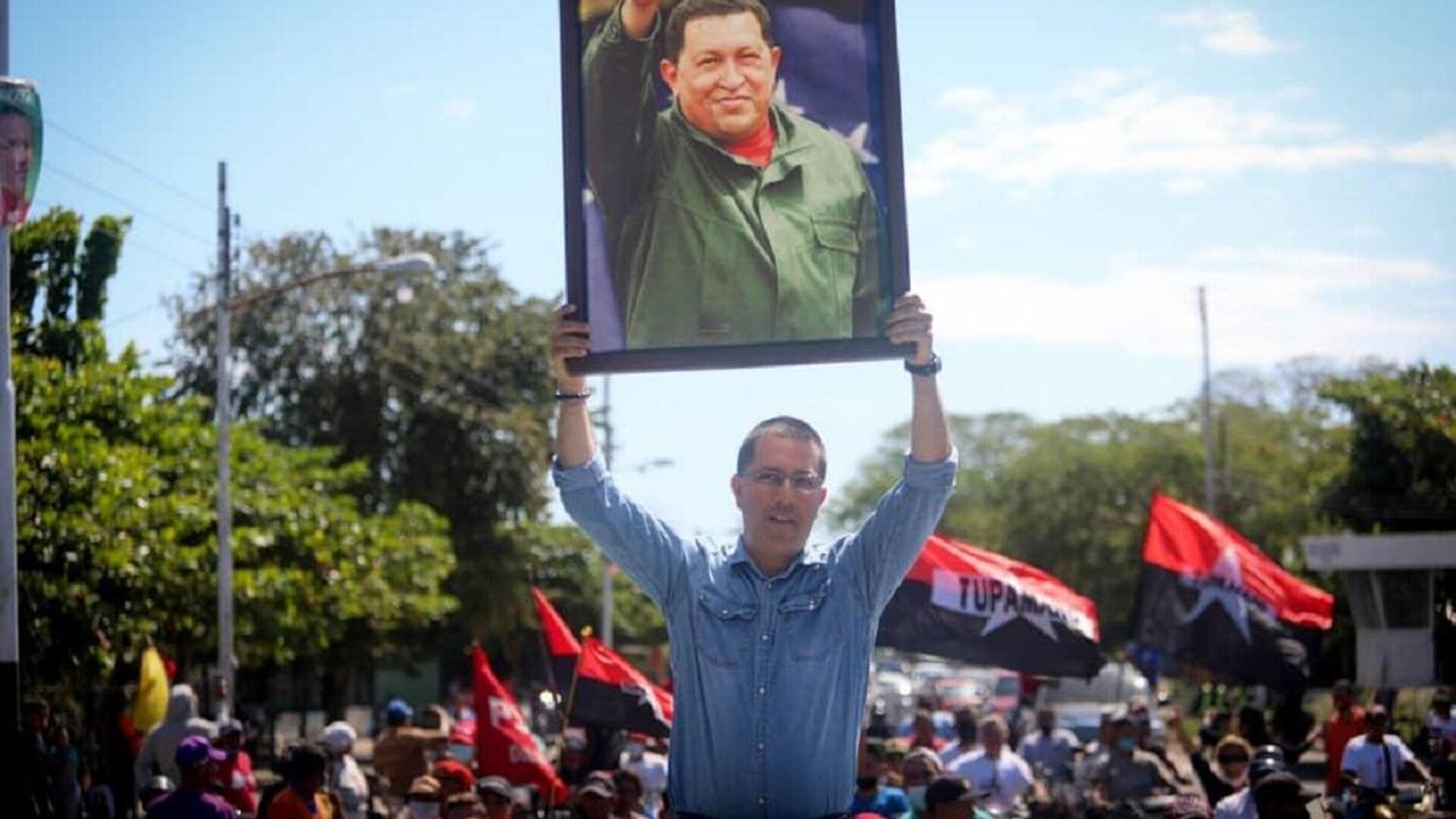Jorge Arreaza con la imagen de Hugo Chávez - Sputnik Mundo, 1920, 06.01.2022