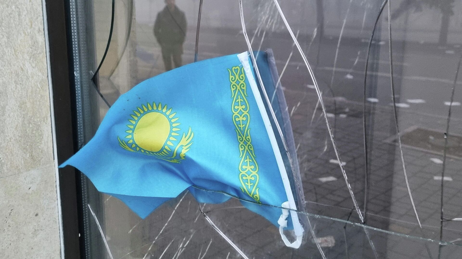 Bandera de Kazajistán en el escaparate roto de uno de los bancos de Almaty - Sputnik Mundo, 1920, 07.01.2022