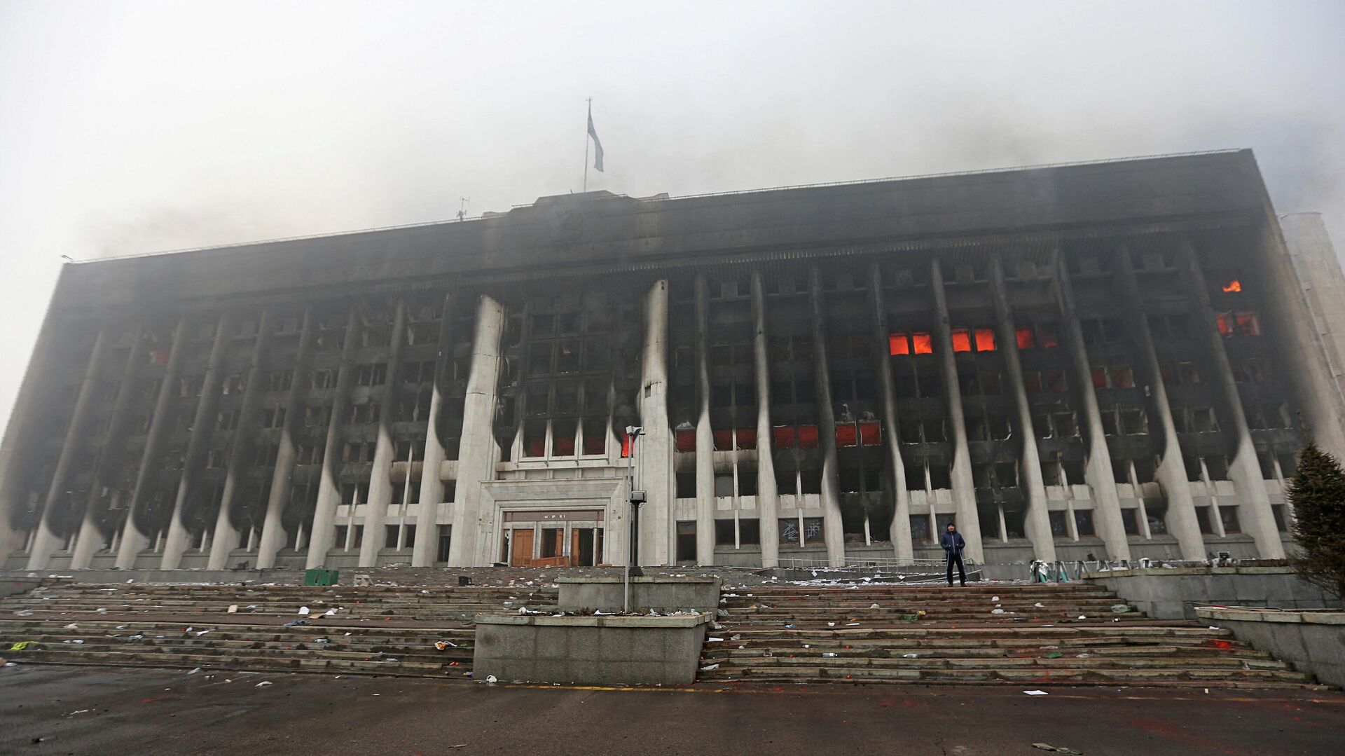 El Ayuntamiento de la ciudad kazaja de Almaty quemado por manifestantes - Sputnik Mundo, 1920, 07.01.2022