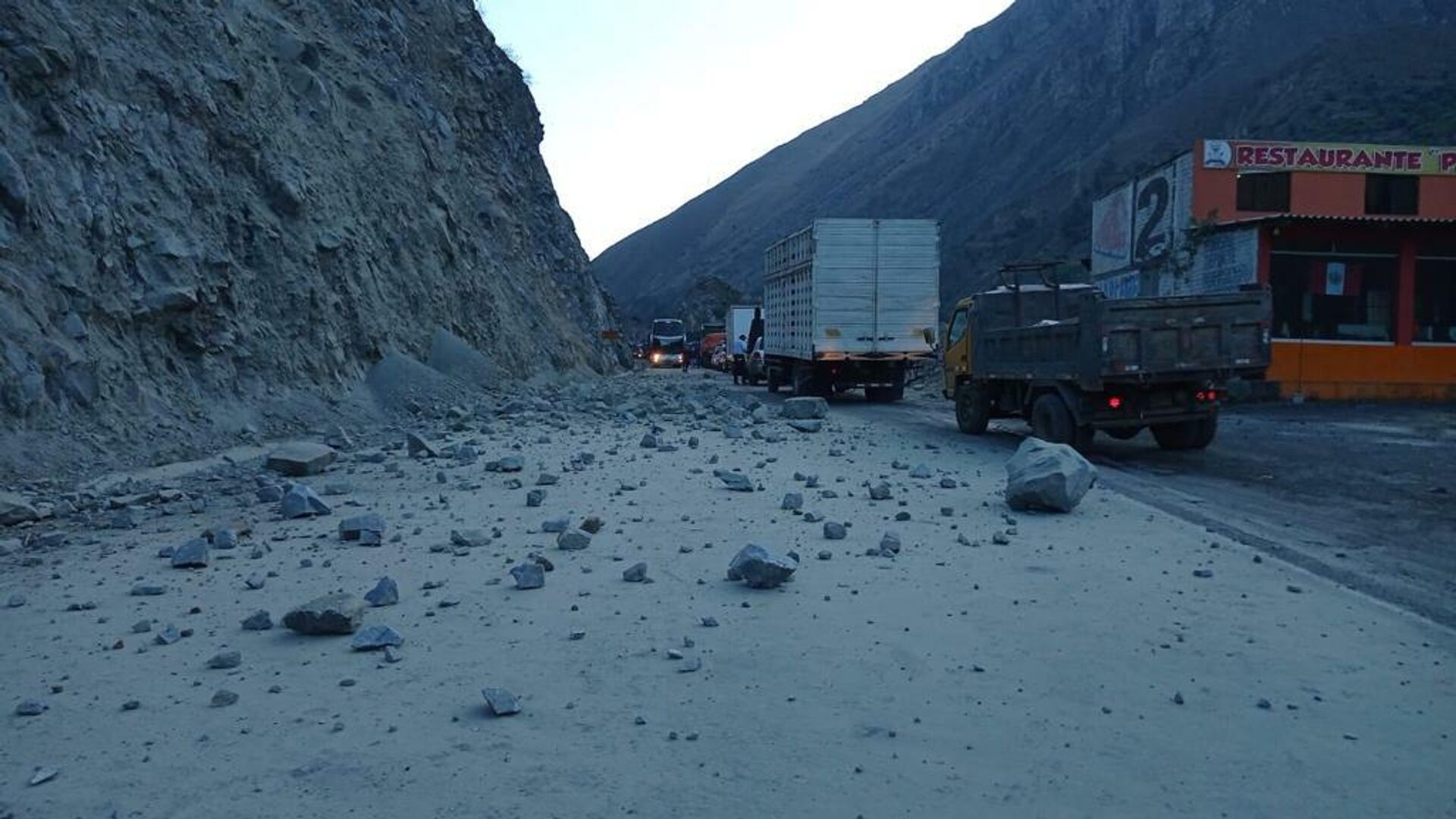 Deslizamiento de piedras en carreteras peruanas tras un sismo - Sputnik Mundo, 1920, 07.01.2022