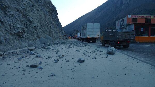 Deslizamiento de piedras en carreteras peruanas tras un sismo - Sputnik Mundo