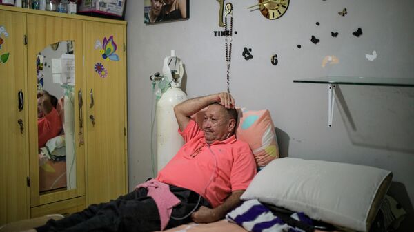 El paciente Víctor Escobar en su casa en Cali, Colombia, el 6 de enero - Sputnik Mundo