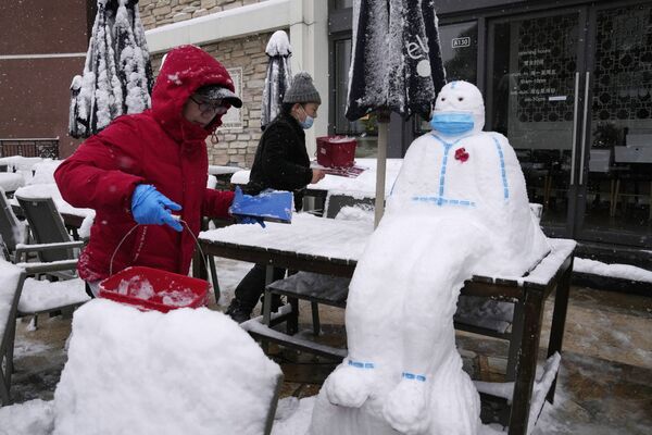 Un muñeco de nieve que representa a un médico vestido con traje de protección y una mascarilla, en Pekín, China, el 7 de noviembre de 2021. - Sputnik Mundo