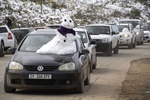 Un muñeco de nieve en el parabrisas de un auto tras una fuerte nevada, en la ciudad de Ceres, Sudáfrica, el 29 de agosto de 2021. - Sputnik Mundo