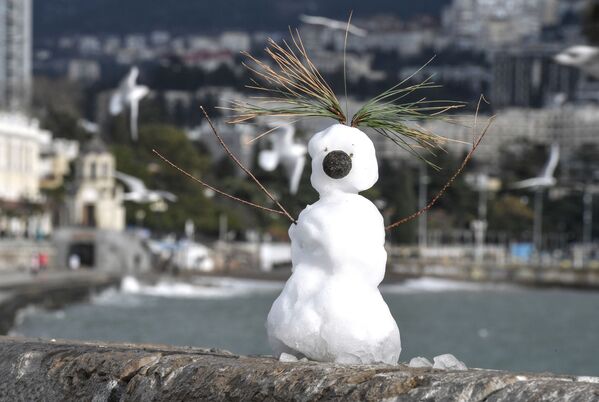Un muñeco de nieve en un malecón en la ciudad de Yalta, Crimea, Rusia. - Sputnik Mundo