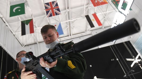Militares observan el fusil de asalto AK-19 del Consorcio Kalashnikov durante el foro Army 2020, el 24 de agosto del 2002 - Sputnik Mundo