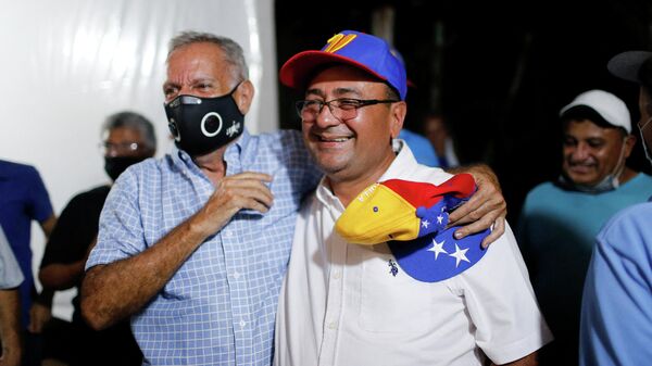 Sergio Garrido, gobernador electo del estado de Barinas, posa para una foto con un simpatizante después de que el estado de Barinas celebrara las elecciones repetidas, en Barinas, Venezuela, el 9 de enero de 2022. - Sputnik Mundo