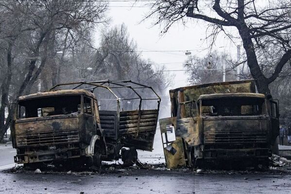 Las protestas en Kazajistán empezaron el 2 de enero en las ciudades de Zhanaozen y Aktau, en el suroeste del país. Estas acciones fueron provocadas por el alza de los precios del gas. Sin embargo, las reivindicaciones económicas pronto dieron paso a las políticas y hacia el 5 de enero las manifestaciones pacíficas derivaron en choques violentos en varias ciudades, incluida la antigua capital kazaja, Almaty.En la foto: los camiones quemados por los manifestantes en una calle de Almaty. - Sputnik Mundo