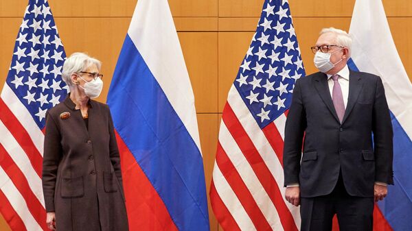 El viceministro de Exteriores ruso, Serguéi Riabkov, y la subsecretaria de Estado, Wendy Sherman, se reúnen en Ginebra, Suiza, el 10 de enero de 2022 - Sputnik Mundo