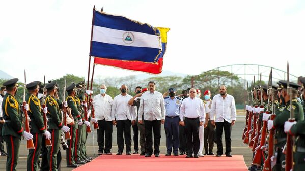 El presidente de Venezuela, Nicolás Maduro Moro, a su llegada al aeropuerto Internacional de Managua Augusto C. Sandino, a pocas horas del acto de juramentación del presidente Daniel Ortega, para el período 2022-2027 - Sputnik Mundo