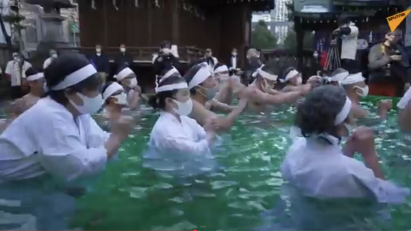 Los japoneses recurren al ritual del baño de hielo para que se acabe la pandemia - Sputnik Mundo