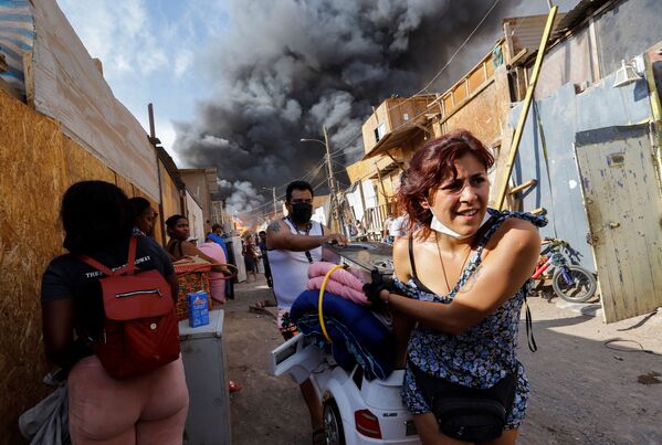 Al menos 400 personas se quedaron sin techo debido a un incendio originado en un barrio de la ciudad de Iquique, en el norte de Chile. Al menos 400 personas se quedaron sin techo debido a un incendio originado en un barrio de la ciudad de Iquique, en el norte de Chile. - Sputnik Mundo