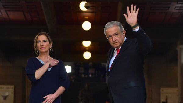La doctora Beatriz Gutiérrez Müller junto al presidente Andrés Manuel López Obrador. - Sputnik Mundo