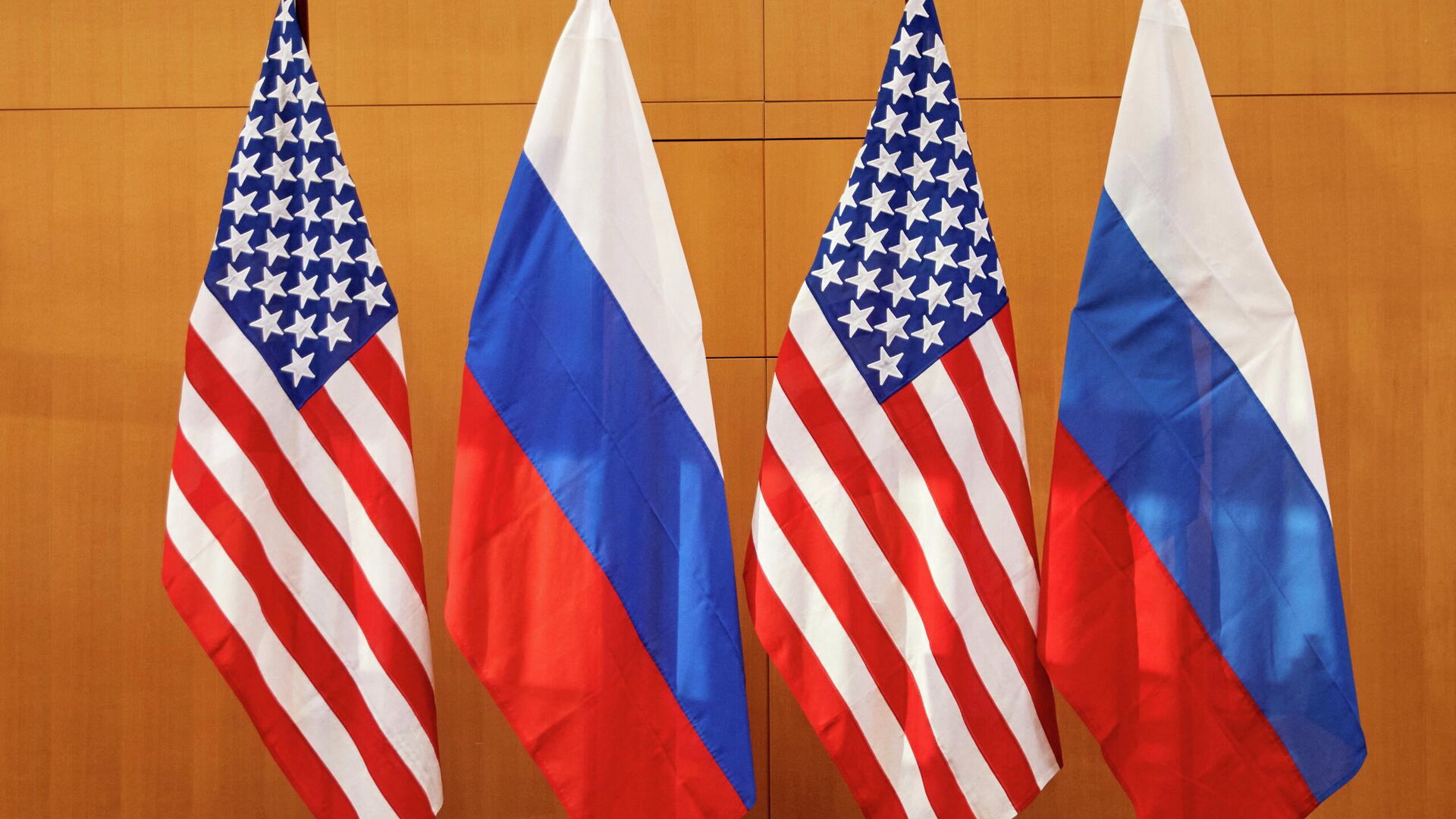 Las banderas de Rusia y Estados Unidos durante una reunión de los representante diplomáticos de los dos países en Ginebra, Suiza - Sputnik Mundo, 1920, 11.01.2022