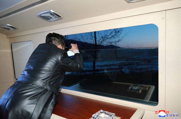 La prensa oficial del Partido de los Trabajadores de la RPDC informó que el misil hipersónico, cuyo lanzamiento fue observado por Kim Jong-un, alcanzó su objetivo a una distancia de 1.000 km. - Sputnik Mundo