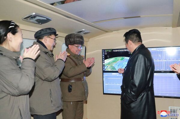 El líder de Corea del Norte, Kim Jong-un, dijo que la construcción de armas hipersónicas era uno de los objetivos clave del plan quinquenal de desarrollo de la defensa nacional y expresó su gratitud a los desarrolladores del misil. - Sputnik Mundo