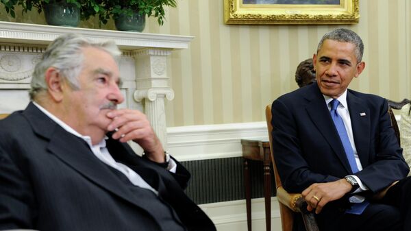 El presidente uruguayo, José Mujica, habla con el presidente de EEUU, Barack Obama, durante una reunión en la Casa Blanca en 2014 - Sputnik Mundo