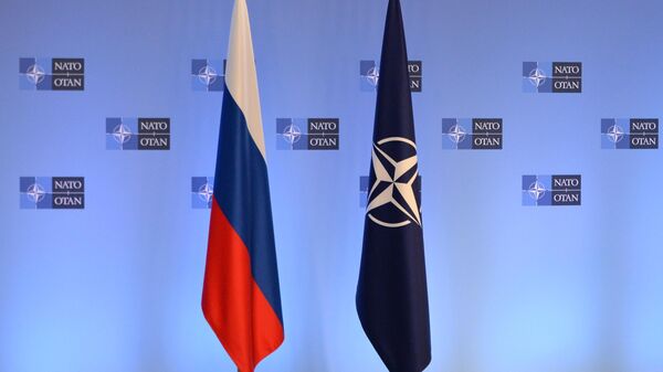 Banderas de Rusia y OTAN - Sputnik Mundo